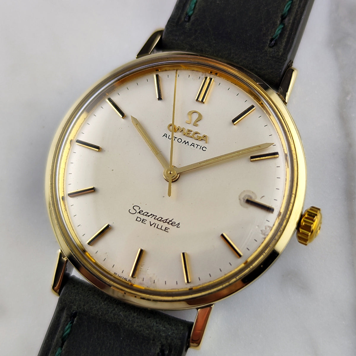 Omega Seamaster De Ville Automatic Gold White Dial 1960 Serviced 10/2026 – Vorderansicht mit Zifferblatt und Krone