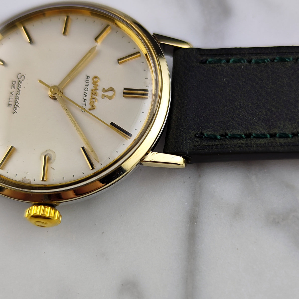 Omega Seamaster De Ville Automatic Gold White Dial 1960 Serviced 10/2026 – Zifferblatt und Krone in Nahaufnahme