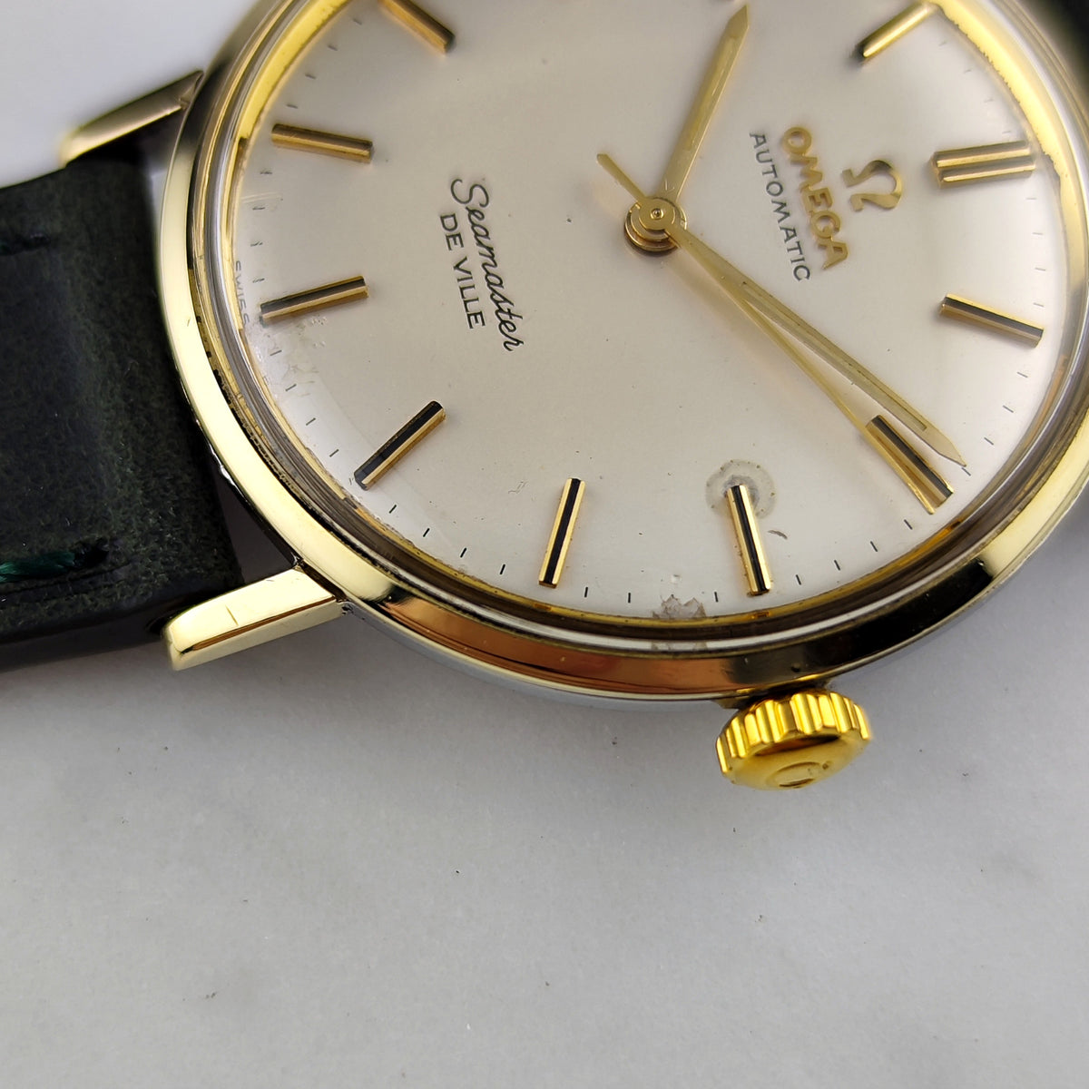 Omega Seamaster De Ville Automatic Gold White Dial 1960 Serviced 10/2026 – Zifferblatt und Krone in Nahaufnahme