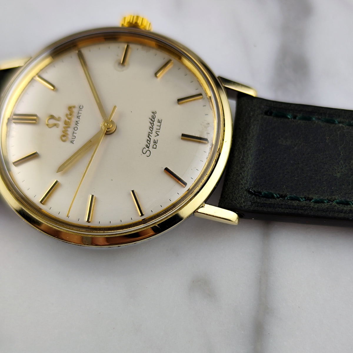 Omega Seamaster De Ville Automatic Gold White Dial 1960 Serviced 10/2026 – Zifferblatt in Nahaufnahme mit Armband