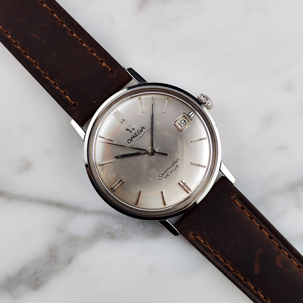 Omega Seamaster De Ville Automatic Steel Silver Dial Linen 1963 Serviced 10/2026 – Vorderansicht am Lederband auf Marmor