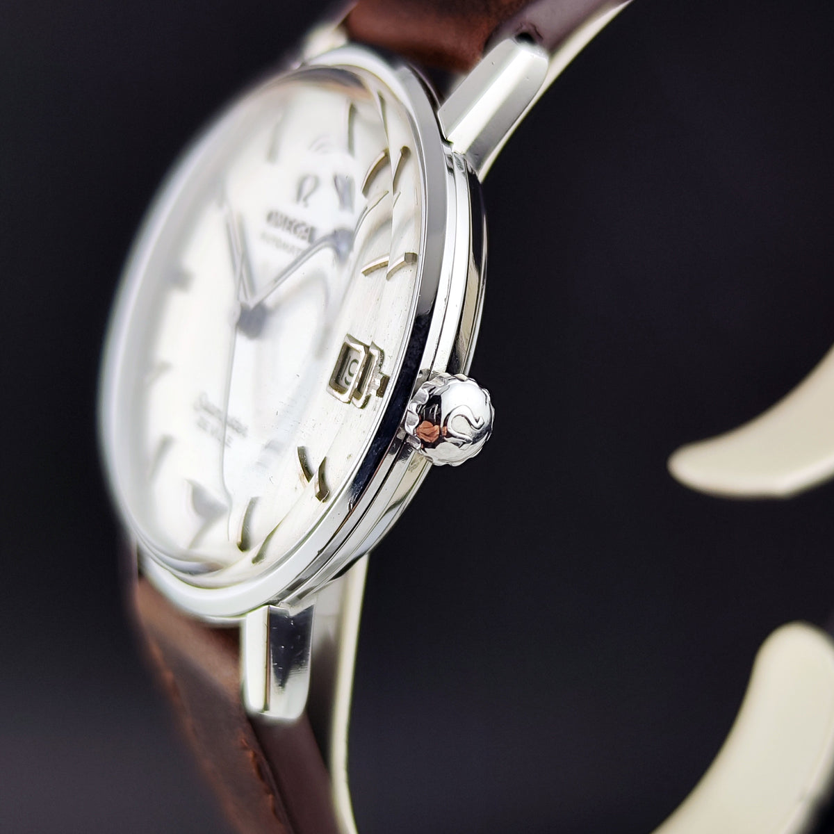 Omega Seamaster De Ville Automatic Steel Silver Dial Linen 1963 Serviced 10/2026 – Seitenansicht mit Krone und Datum