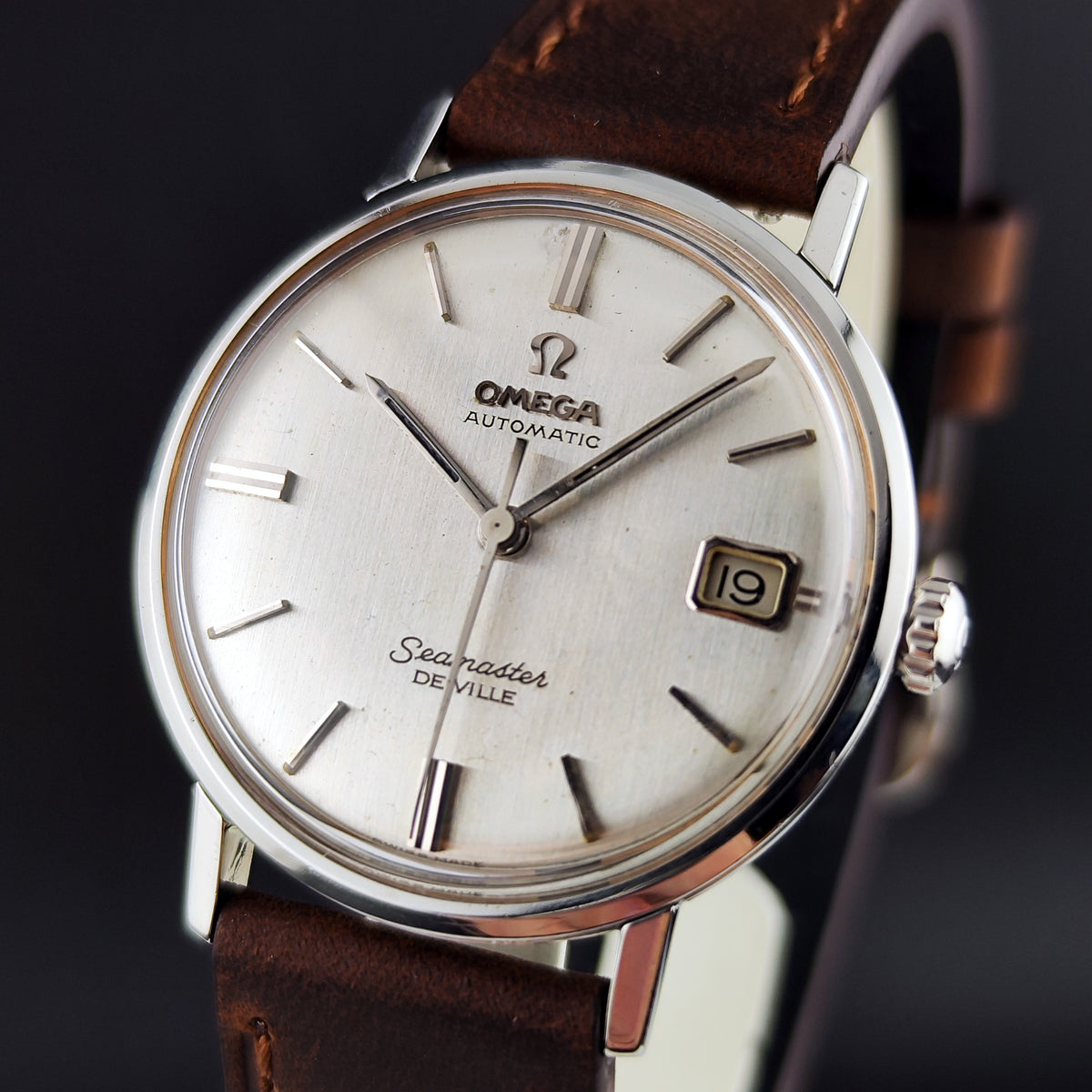 Omega Seamaster De Ville Automatic Steel Silver Dial Linen 1963 Serviced 10/2026 – Vorderansicht schräg mit Zifferblatt