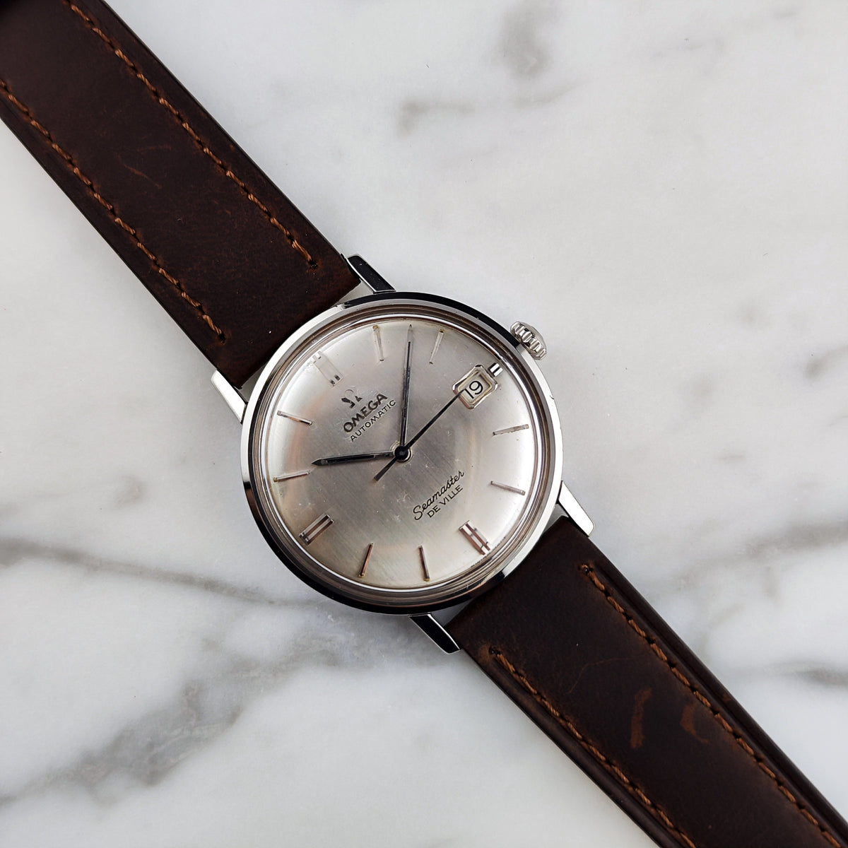 Omega Seamaster De Ville Automatic Steel Silver Dial Linen 1963 Serviced 10/2026 – Vorderansicht mit Zifferblatt und Band