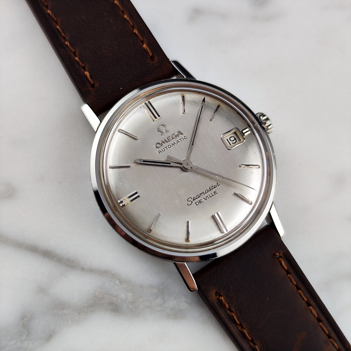 Omega Seamaster De Ville Automatic Steel Silver Dial Linen 1963 Serviced 10/2026 – Vorderansicht mit Lederband