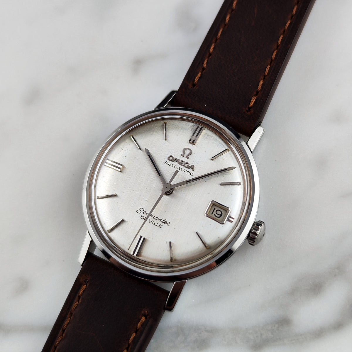 Omega Seamaster De Ville Automatic Steel Silver Dial Linen 1963 Serviced 10/2026 – Schrägansicht Zifferblatt mit Datum