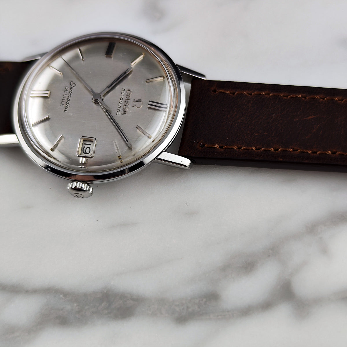 Omega Seamaster De Ville Automatic Steel Silver Dial Linen 1963 Serviced 10/2026 – Zifferblatt in Nahaufnahme seitlich