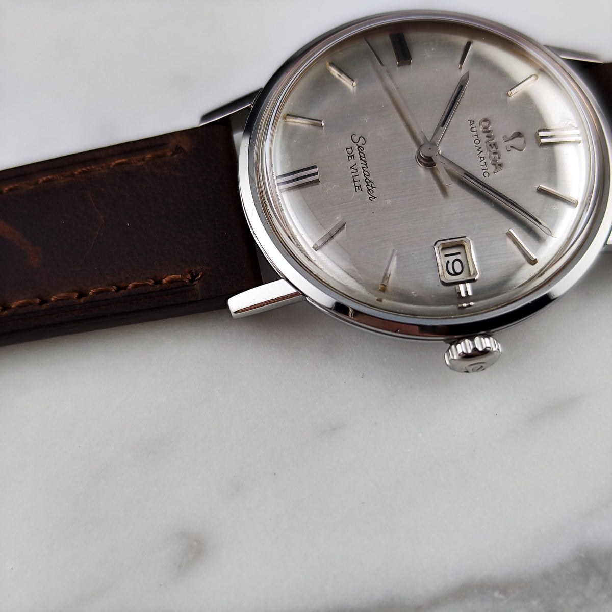 Omega Seamaster De Ville Automatic Steel Silver Dial Linen 1963 Serviced 10/2026 – Zifferblatt mit Datum in Nahaufnahme