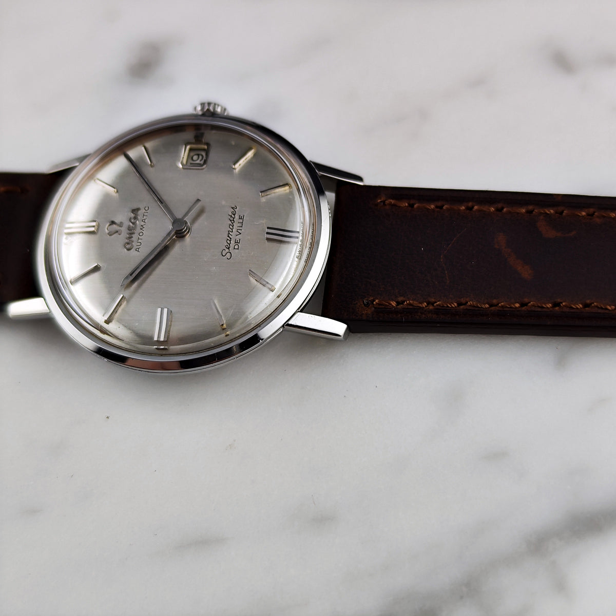 Omega Seamaster De Ville Automatic Steel Silver Dial Linen 1963 Serviced 10/2026 – Zifferblatt in Nahaufnahme am Lederband