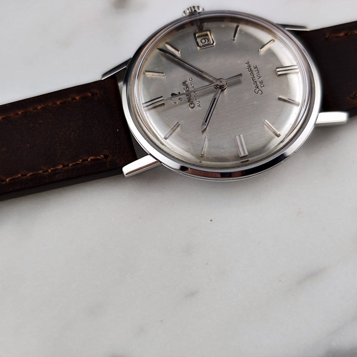 Omega Seamaster De Ville Automatic Steel Silver Dial Linen 1963 Serviced 10/2026 – Vorderansicht am Lederband auf Marmor