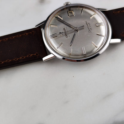 Omega Seamaster De Ville Automatic Steel Silver Dial Linen 1963 Serviced 10/2026 – Vorderansicht am Lederband auf Marmor
