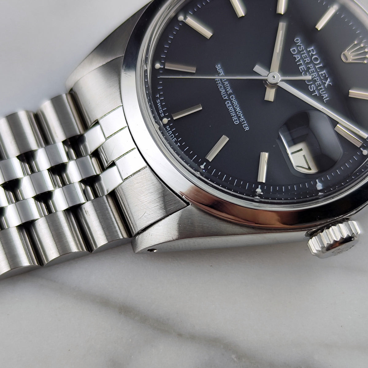 Rolex Datejust 36 Black Dial 1980 Serviced 10/2026 – Zifferblatt und Gehäuse in Seitenansicht mit Krone