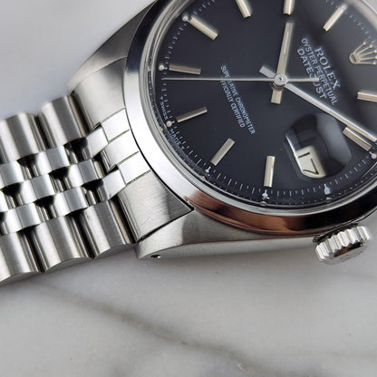 Rolex Datejust 36 Black Dial 1980 Serviced 10/2026 – Zifferblatt und Gehäuse in Seitenansicht mit Krone