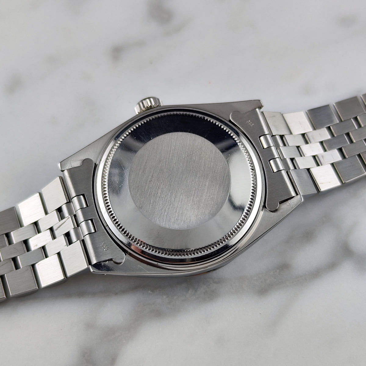 Rolex Datejust 36 Black Dial 1980 Serviced 10/2026 – Gehäuseboden in Schrägansicht