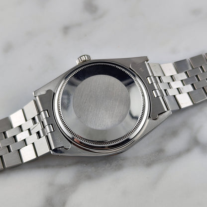 Rolex Datejust 36 Black Dial 1980 Serviced 10/2026 – Gehäuseboden in Schrägansicht
