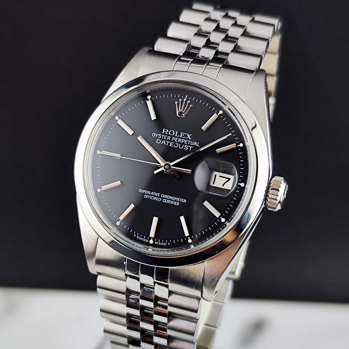 Rolex Datejust 36 Black Dial 1980 Serviced 10/2026 – Schrägansicht mit Zifferblatt und Armband