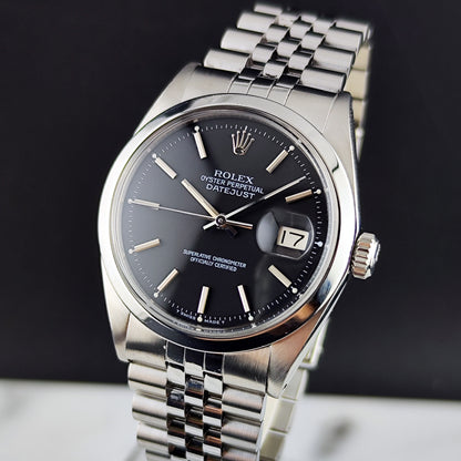 Rolex Datejust 36 Black Dial 1980 Serviced 10/2026 – Schrägansicht mit Zifferblatt und Armband