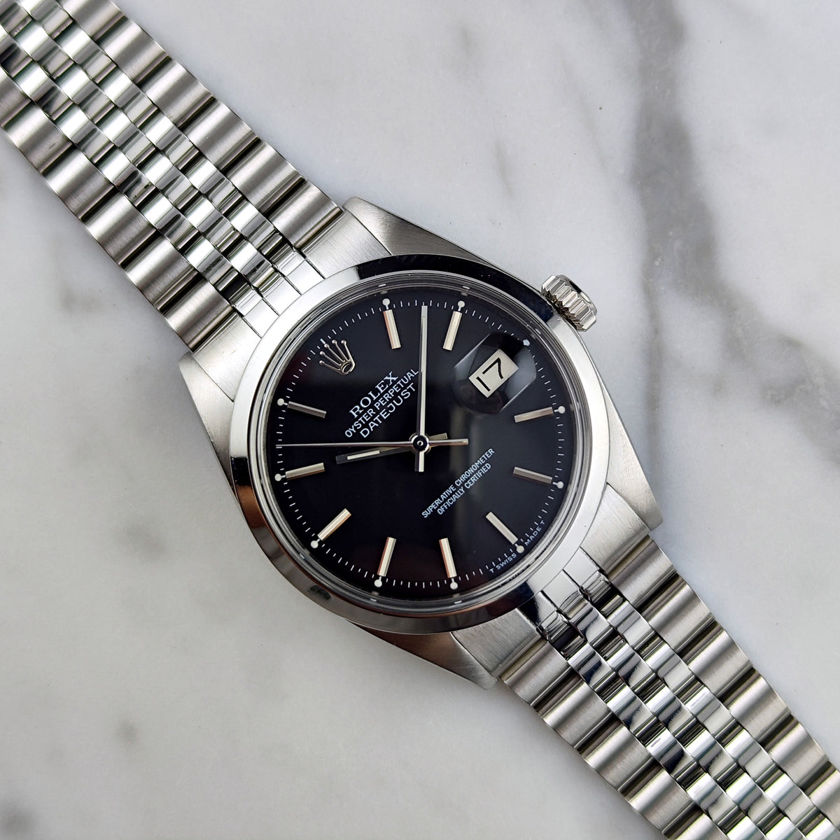 Rolex Datejust 36 Black Dial 1980 Serviced 10/2026 – Schrägansicht mit Jubilé-Armband