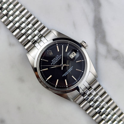 Rolex Datejust 36 Black Dial 1980 Serviced 10/2026 – Schrägansicht mit Jubilé-Armband