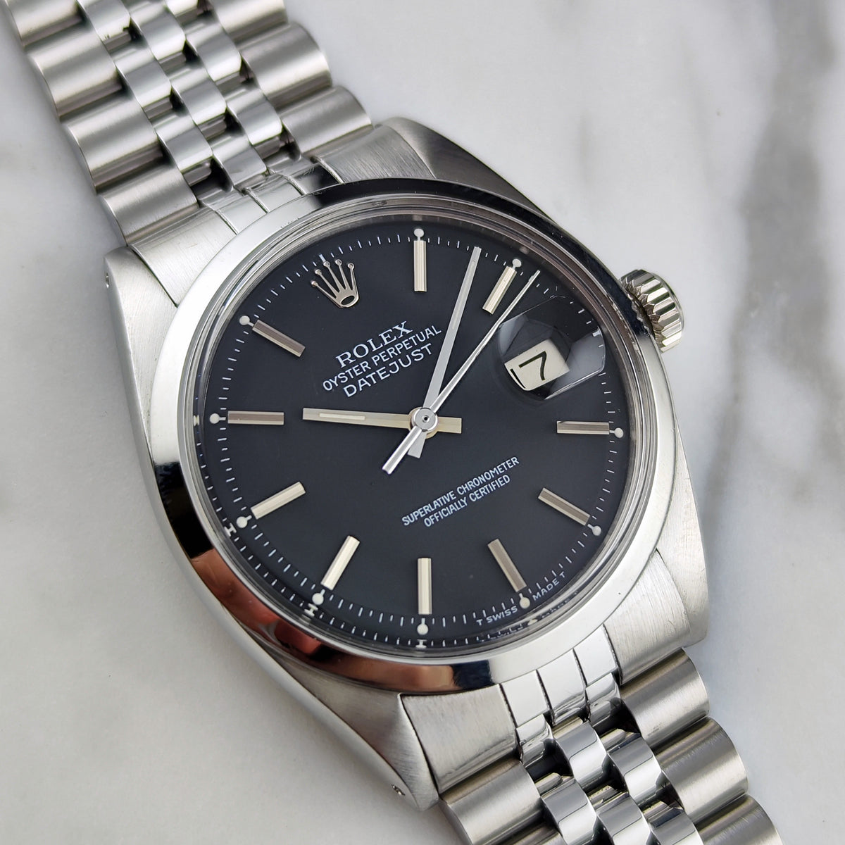 Rolex Datejust 36 Black Dial 1980 Serviced 10/2026 – Schrägansicht mit Zifferblatt und Jubilee-Armband