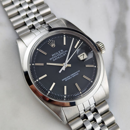 Rolex Datejust 36 Black Dial 1980 Serviced 10/2026 – Schrägansicht mit Zifferblatt und Jubilee-Armband