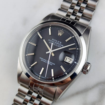 Rolex Datejust 36 Black Dial 1980 Serviced 10/2026 – Schrägansicht mit Zifferblatt und Armband
