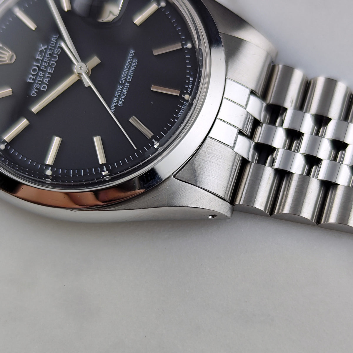 Rolex Datejust 36 Black Dial 1980 Serviced 10/2026 – Seitenansicht mit Jubilee-Armband