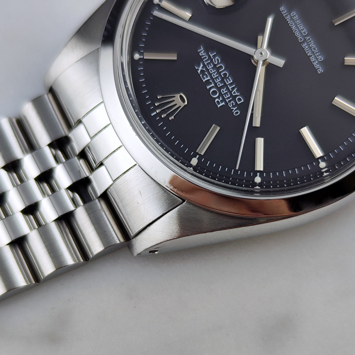 Rolex Datejust 36 Black Dial 1980 Serviced 10/2026 – Seitenansicht mit Gehäuse und Jubilee-Armband