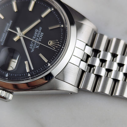 Rolex Datejust 36 Black Dial 1980 Serviced 10/2026 – Zifferblatt mit Armband in Nahaufnahme