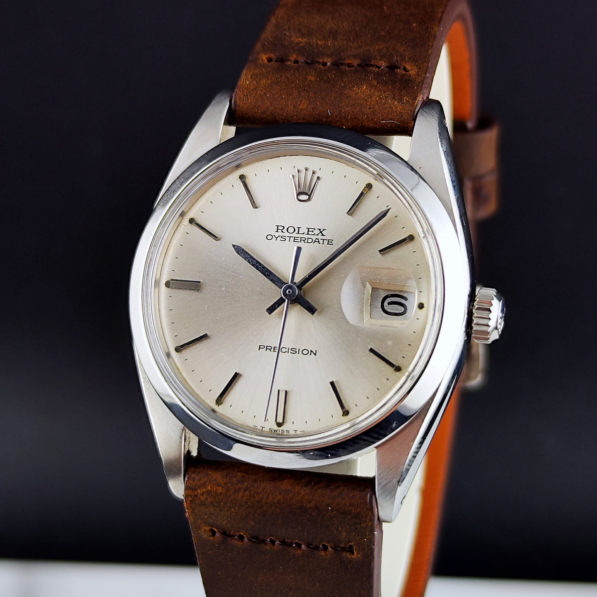 Rolex Oyster Precision Date Silver Dial 1976 Serviced 10/2026 with Box – Vorderansicht mit Lederband