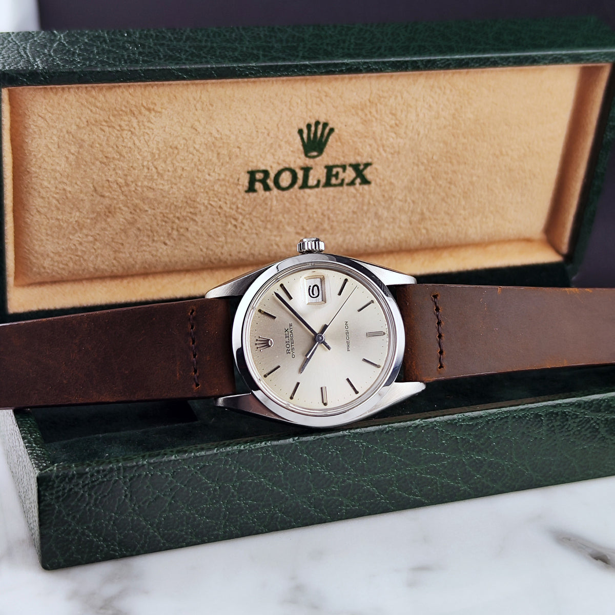 Rolex Oyster Precision Date Silver Dial 1976 Serviced 10/2026 with Box – Uhr mit Box am Lederband