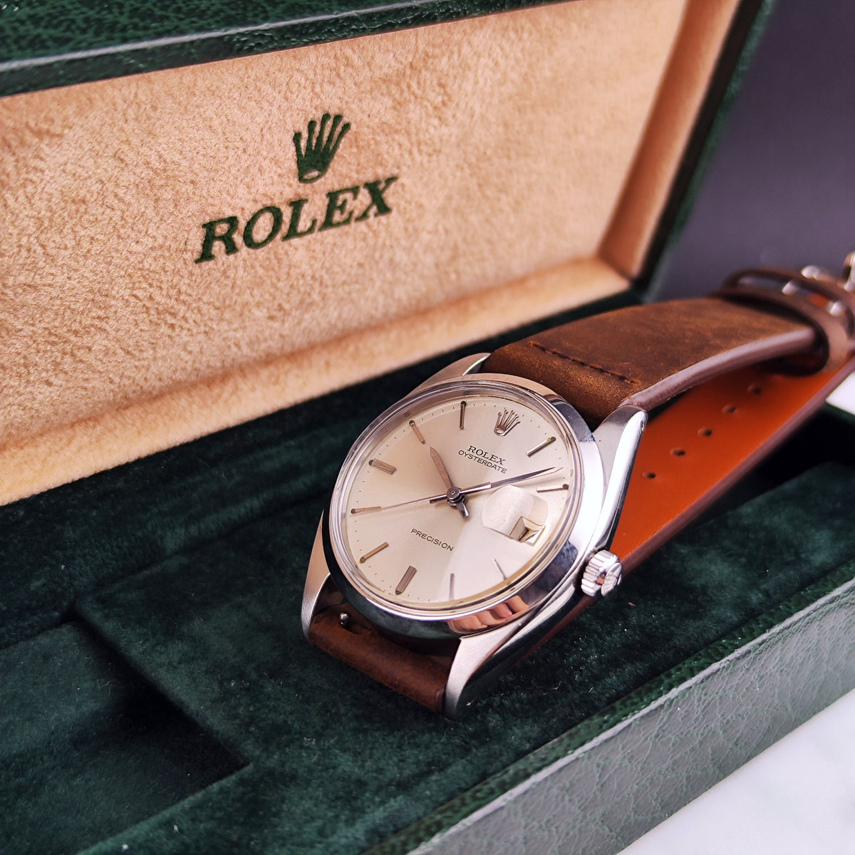 Rolex Oyster Precision Date Silver Dial 1976 Serviced 10/2026 with Box – Schrägansicht mit Box und Zifferblatt