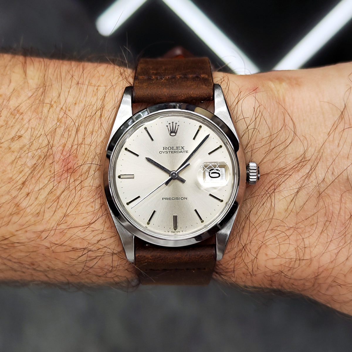 Rolex Oyster Precision Date Silver Dial 1976 Serviced 10/2026 with Box – am Handgelenk, Zifferblatt in Nahaufnahme