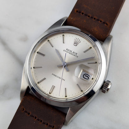 Rolex Oyster Precision Date Silver Dial 1976 Serviced 10/2026 with Box – Vorderansicht Zifferblatt schräg auf Marmor