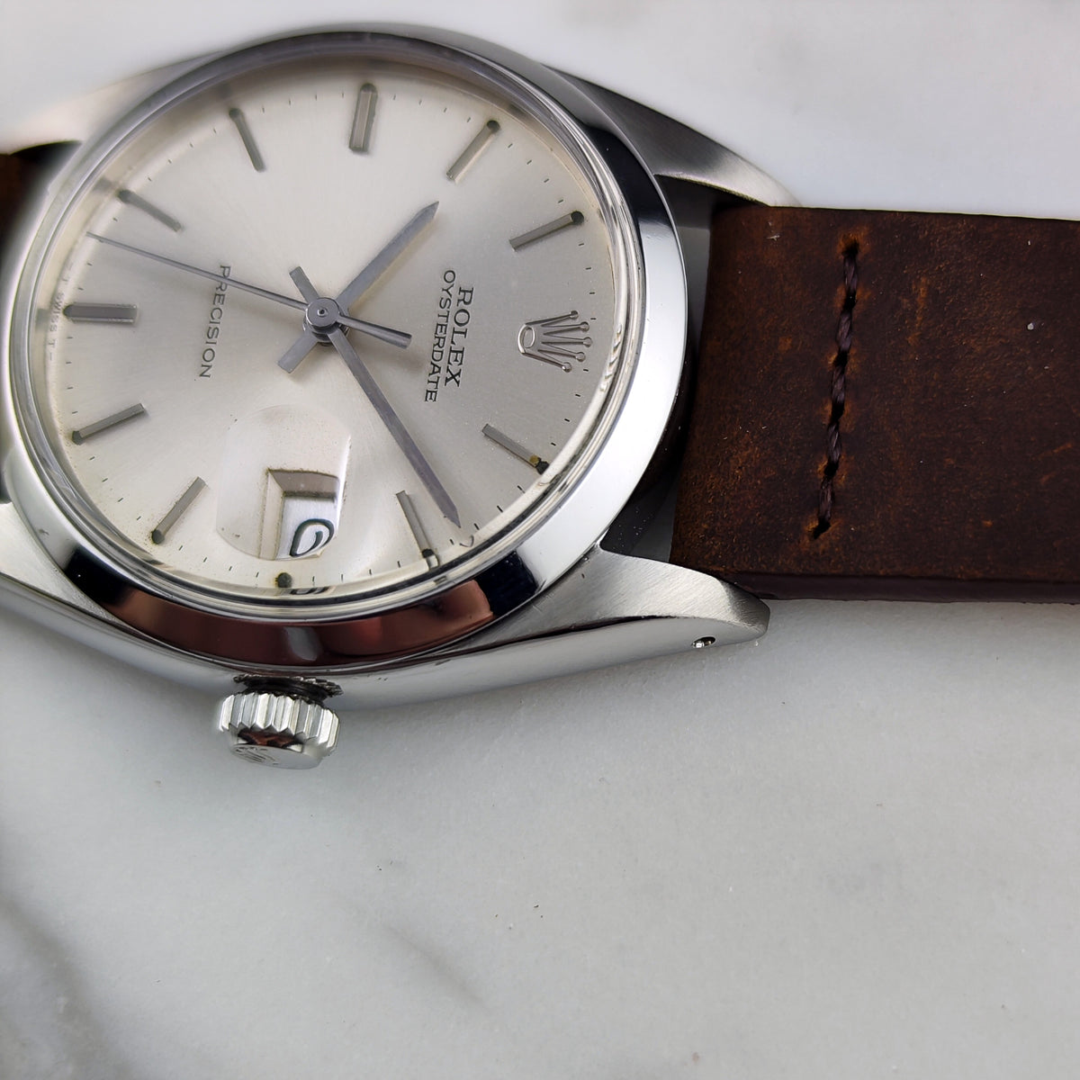 Rolex Oyster Precision Date Silver Dial 1976 Serviced 10/2026 with Box – Seitenansicht mit Krone