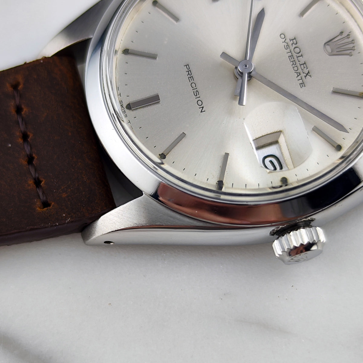 Rolex Oyster Precision Date Silver Dial 1976 Serviced 10/2026 with Box – Zifferblatt und Krone in Nahaufnahme
