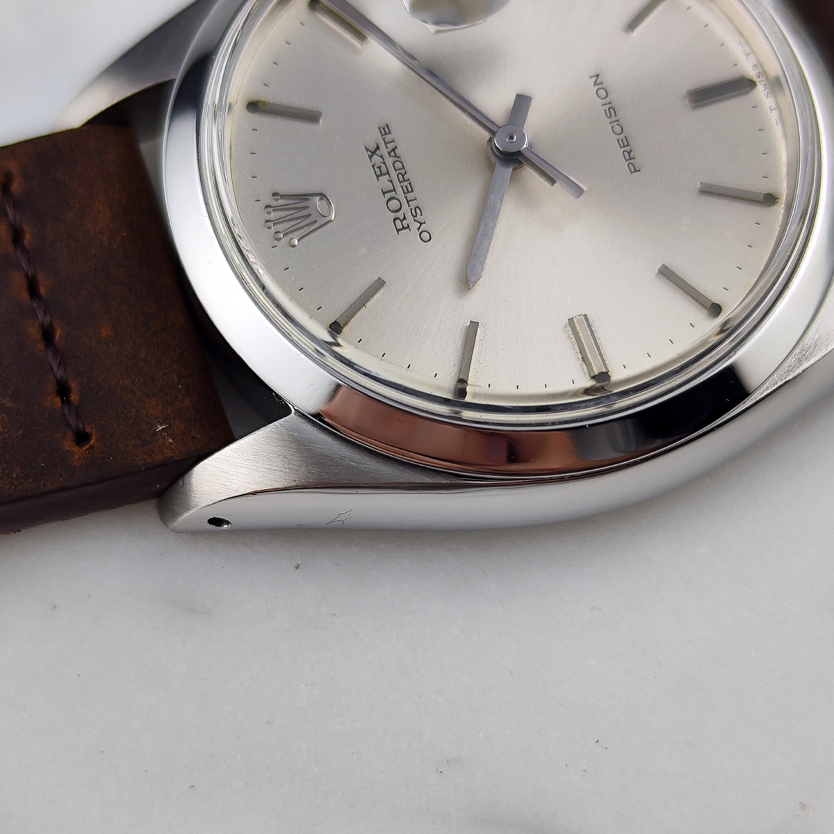 Rolex Oyster Precision Date Silver Dial 1976 Serviced 10/2026 with Box – Zifferblatt in Nahaufnahme mit Seitenansicht