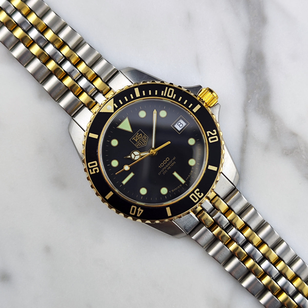 TAG Heuer Professional 1000 Two-Tone Black Dial – Schrägansicht mit Zifferblatt und Armband