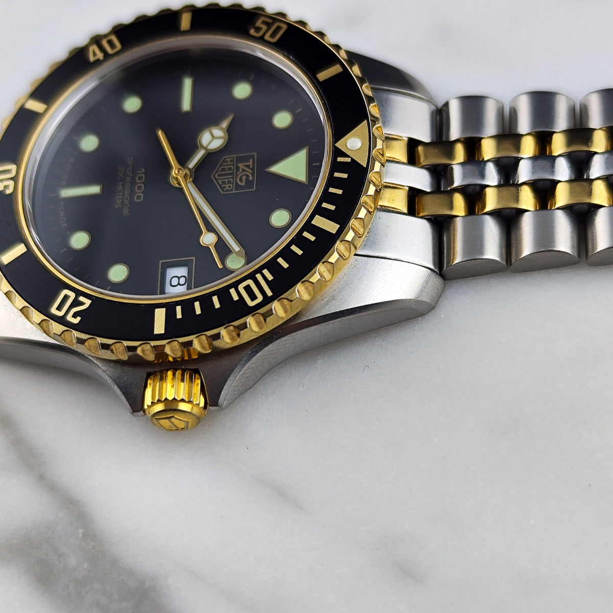 TAG Heuer Professional 1000 Two-Tone Black Dial – Seitenansicht mit Krone und Armband