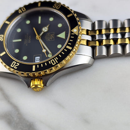 TAG Heuer Professional 1000 Two-Tone Black Dial – Seitenansicht mit Krone und Armband