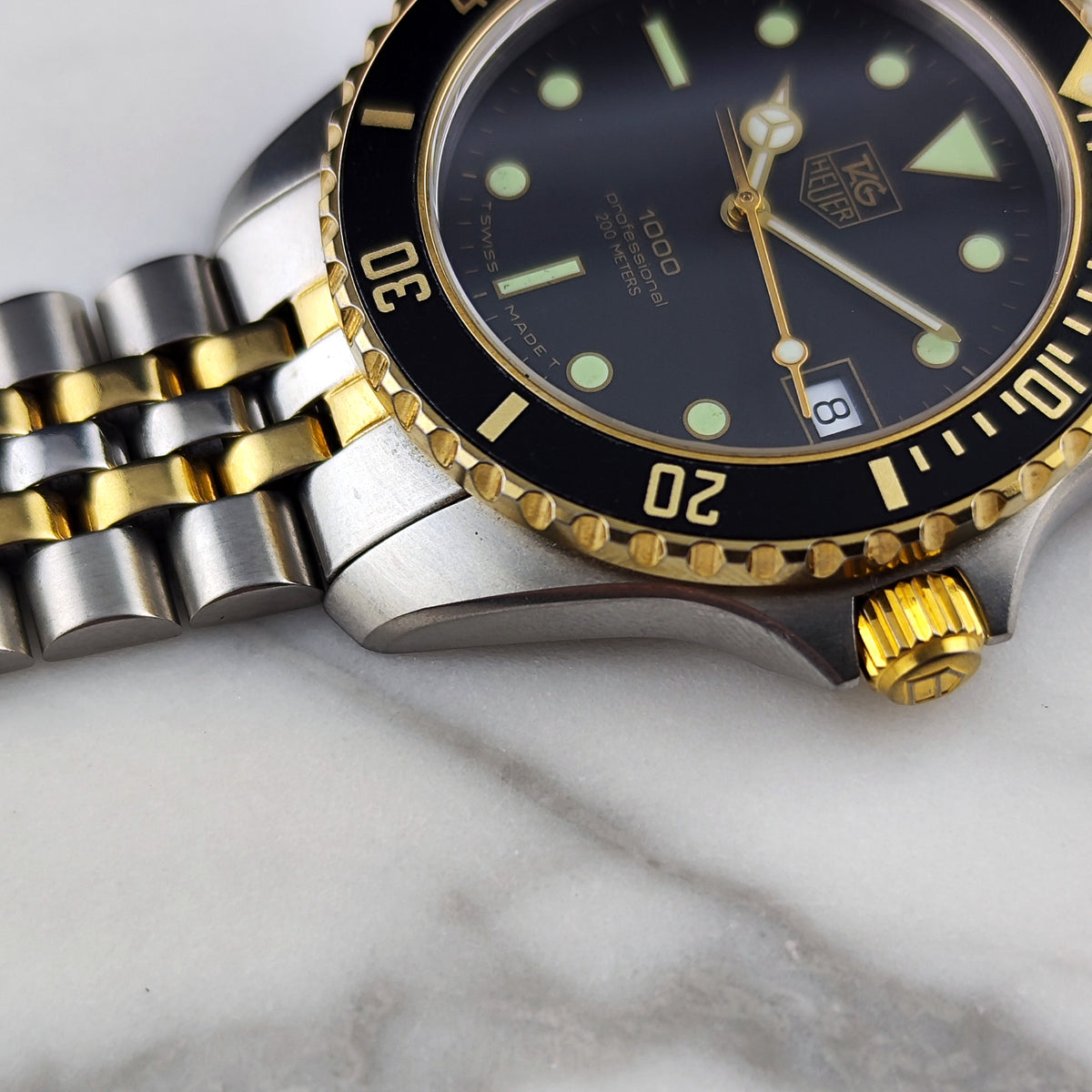 TAG Heuer Professional 1000 Two-Tone Black Dial – Seitenansicht mit Krone und Armband