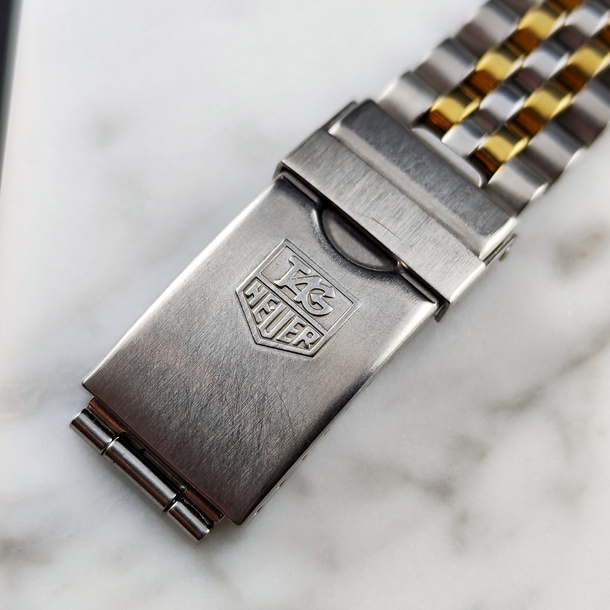 TAG Heuer Professional 1000 Two-Tone Black Dial – Armband und Schließe in Nahaufnahme