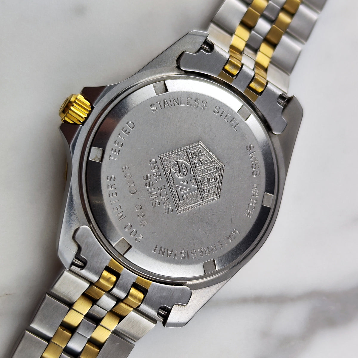 TAG Heuer Professional 1000 Two-Tone Black Dial – Gehäuseboden mit Gravur