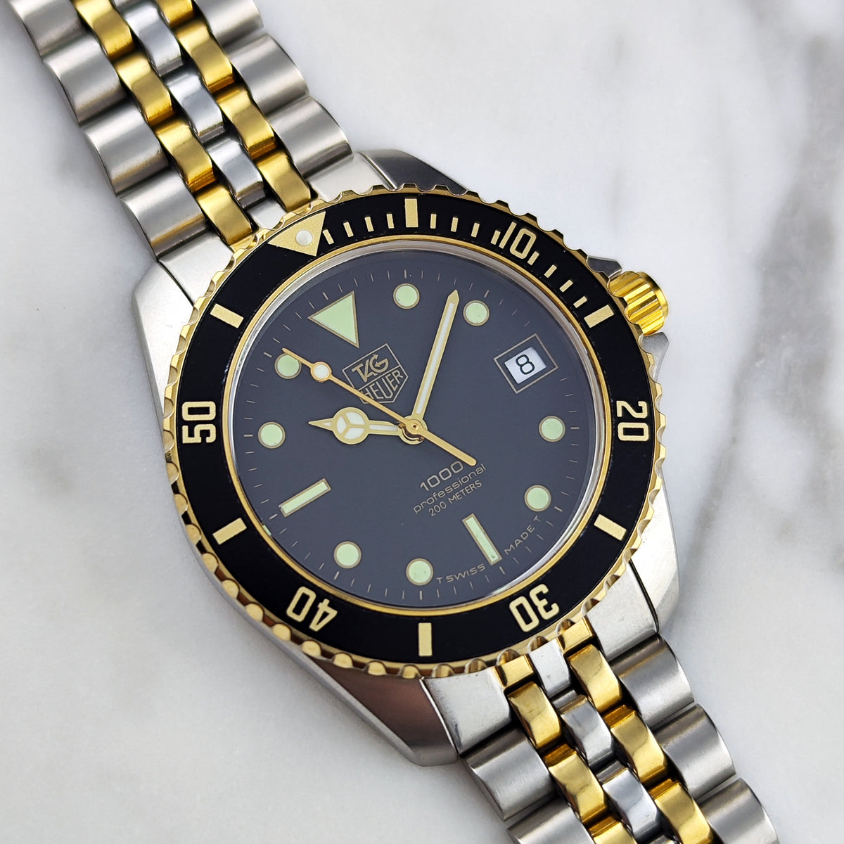 TAG Heuer Professional 1000 Two-Tone Black Dial – Schrägansicht mit Zifferblatt und Armband