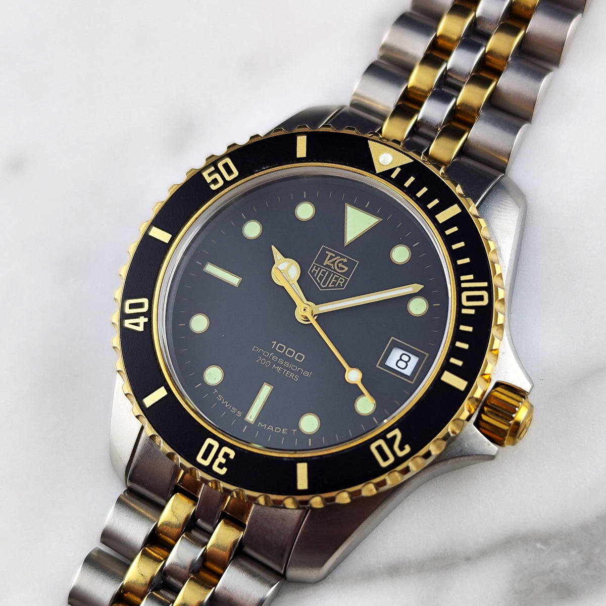 TAG Heuer Professional 1000 Two-Tone Black Dial – Schrägansicht mit Zifferblatt und Armband