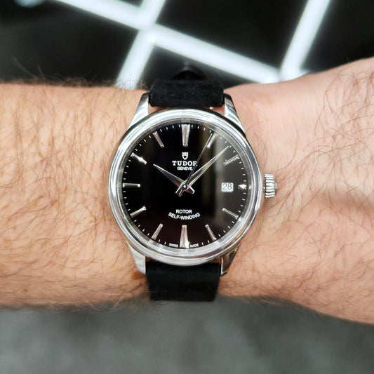Tudor Genéve Black Dial Papers 2015 Serviced 10/2026 – Am Handgelenk, Zifferblatt in Nahaufnahme