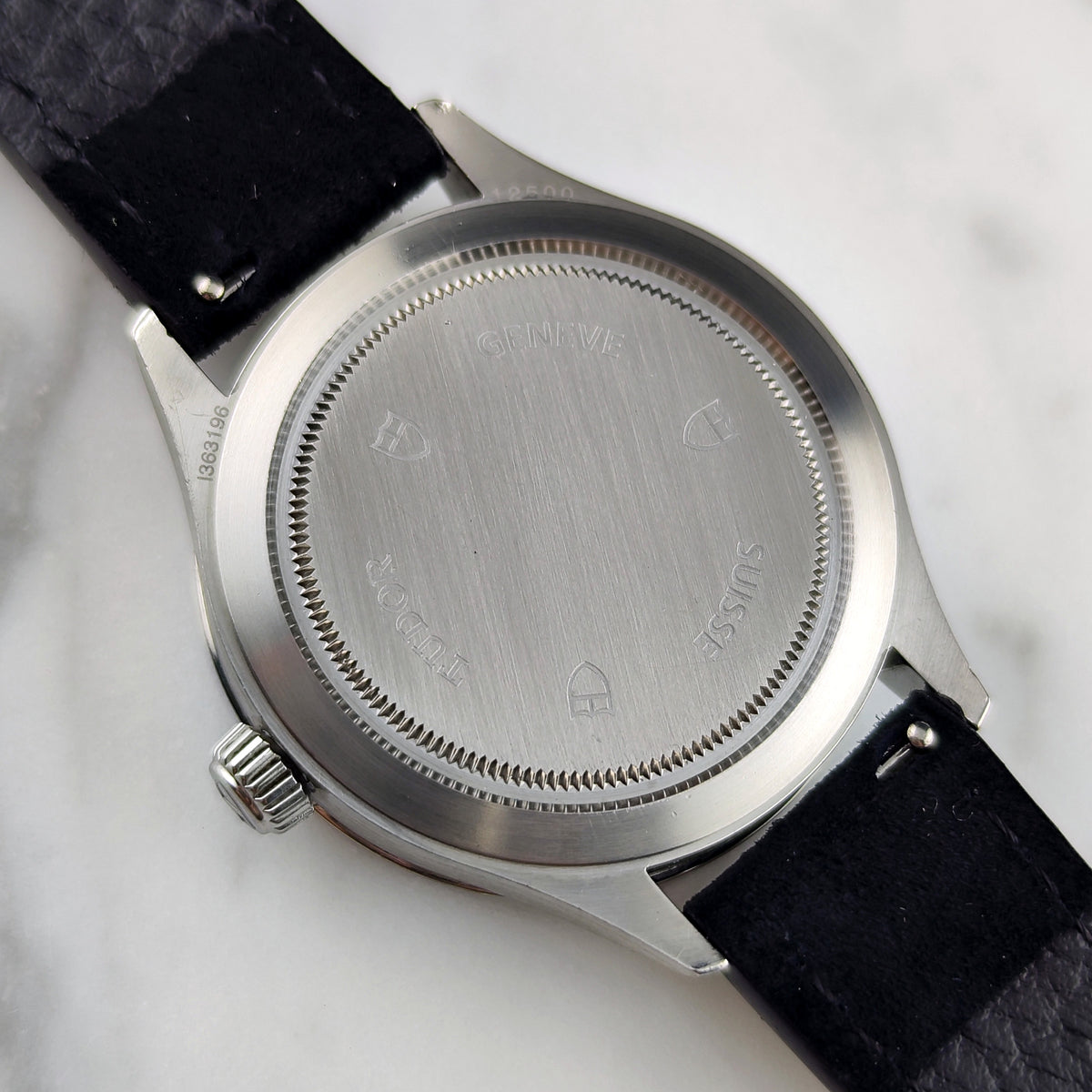 Tudor Genéve Black Dial Papers 2015 Serviced 10/2026 – Gehäuseboden mit Gravur