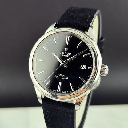 Tudor Genéve Black Dial Papers 2015 Serviced 10/2026 – Vorderansicht schräg mit Zifferblatt