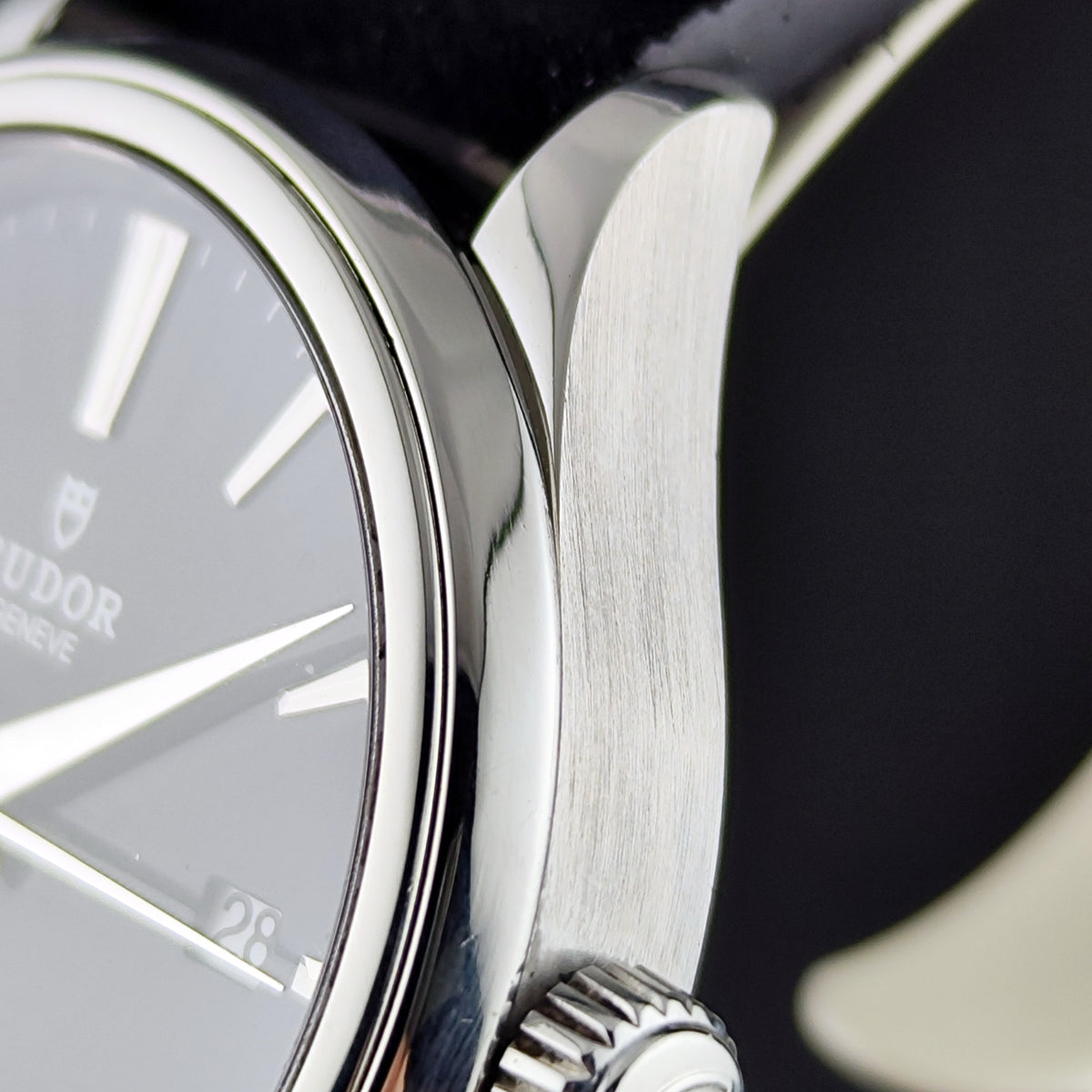 Tudor Genéve Black Dial Papers 2015 Serviced 10/2026 – Seitenansicht mit Krone