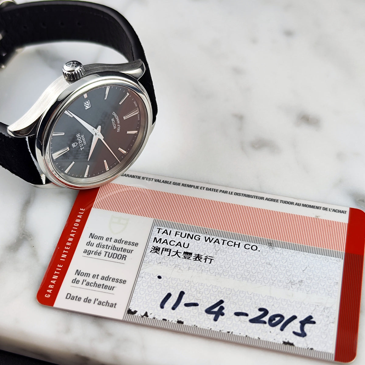 Tudor Genéve Black Dial Papers 2015 Serviced 10/2026 – Uhr mit Garantiekarte auf Marmor